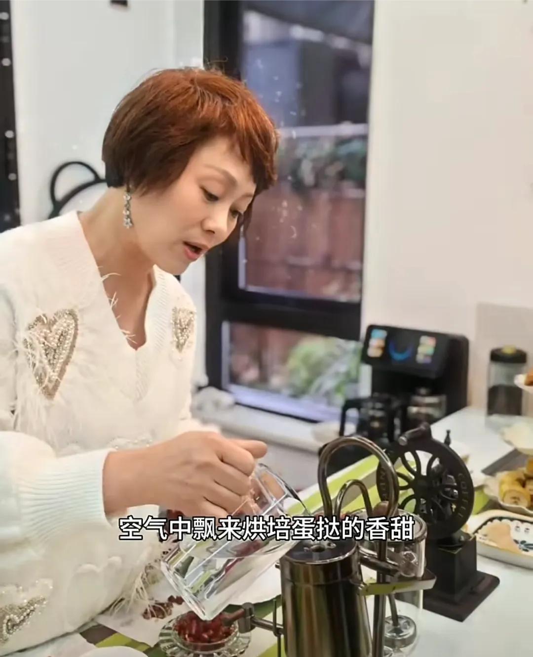 “一人得道，鸡犬升天”，曹阳阳妈妈凭借着两个女儿傍大款，也是过上了好日子，穿着大
