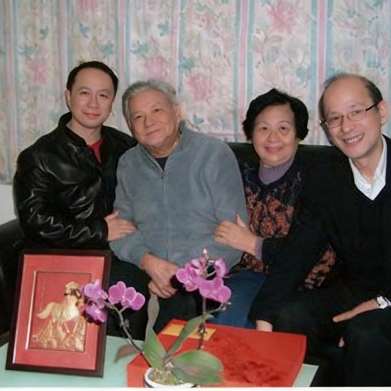 2012年，洪君彦过最后一个生日，妻子陈贤英以及继子等人，一张温馨的合影，从镜头