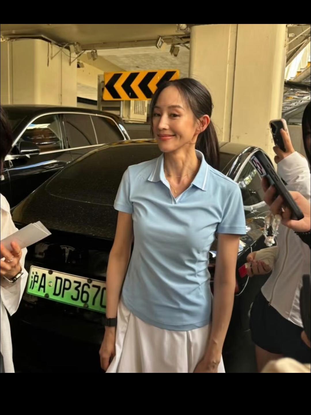 她很高也很瘦！只是看起来有点早衰的感觉！还记得香港女星舒淇说过一句话，女人过