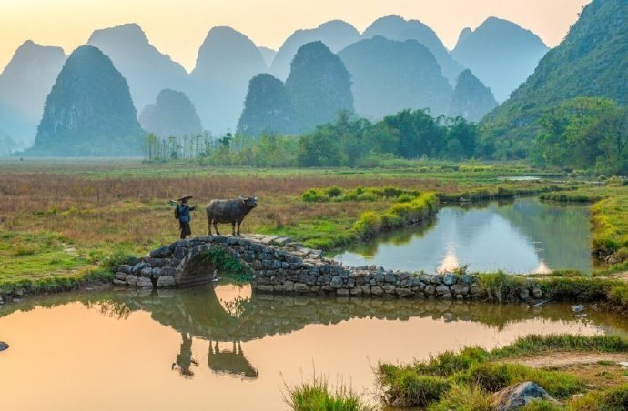 “山外清江江外沙，白云静处有人家...”