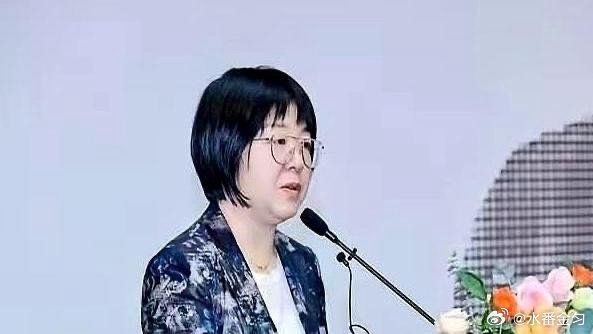《丁荭现在估计肠子都悔青了。她后悔的不是2022年那个清华美院美术馆的个展办了，也不是早年工笔功底被