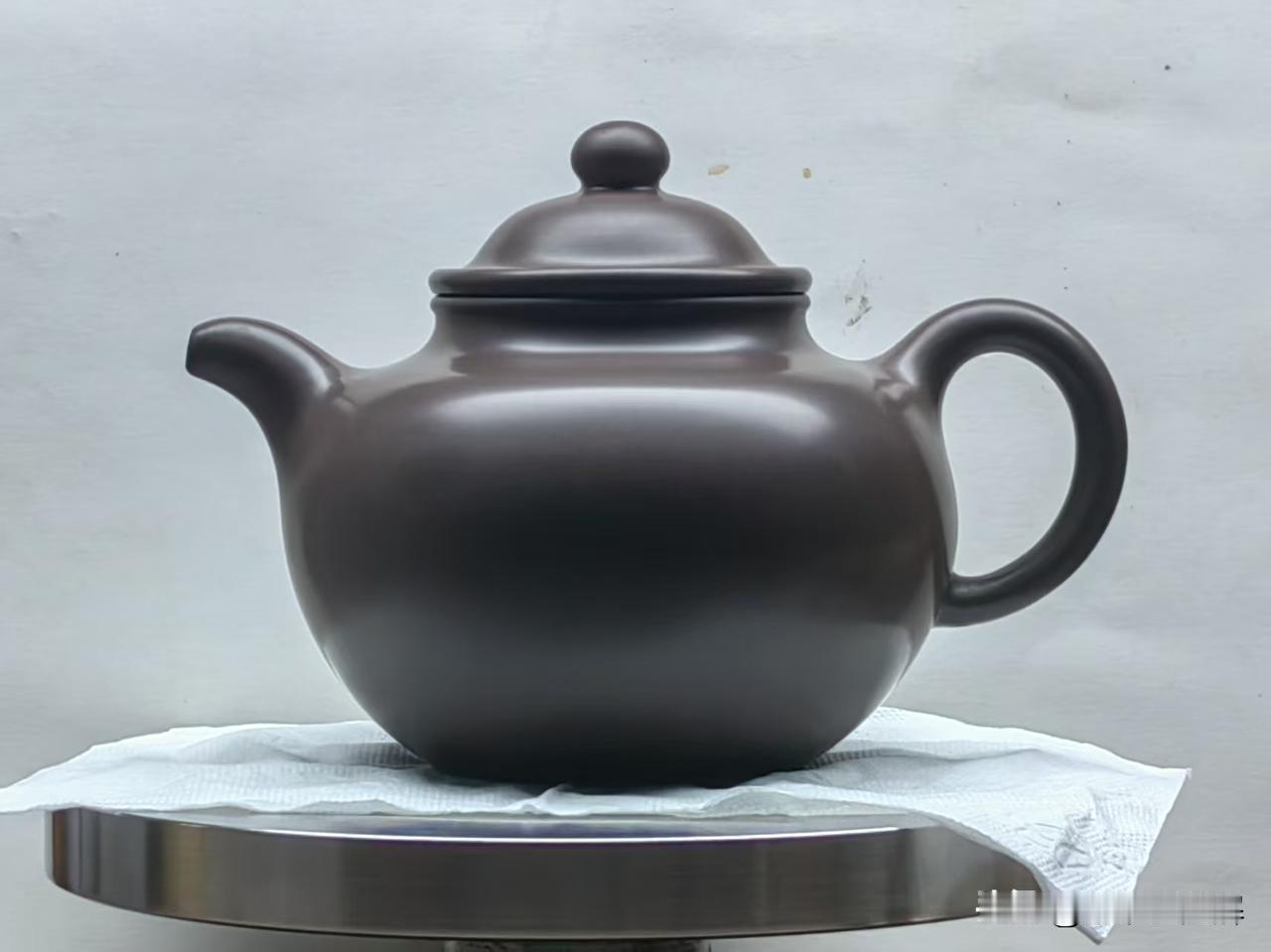 玩壶多年的我，经常听到壶友说水深。动不动问我，这壶的泥料对吗？这壶是不是全手工制
