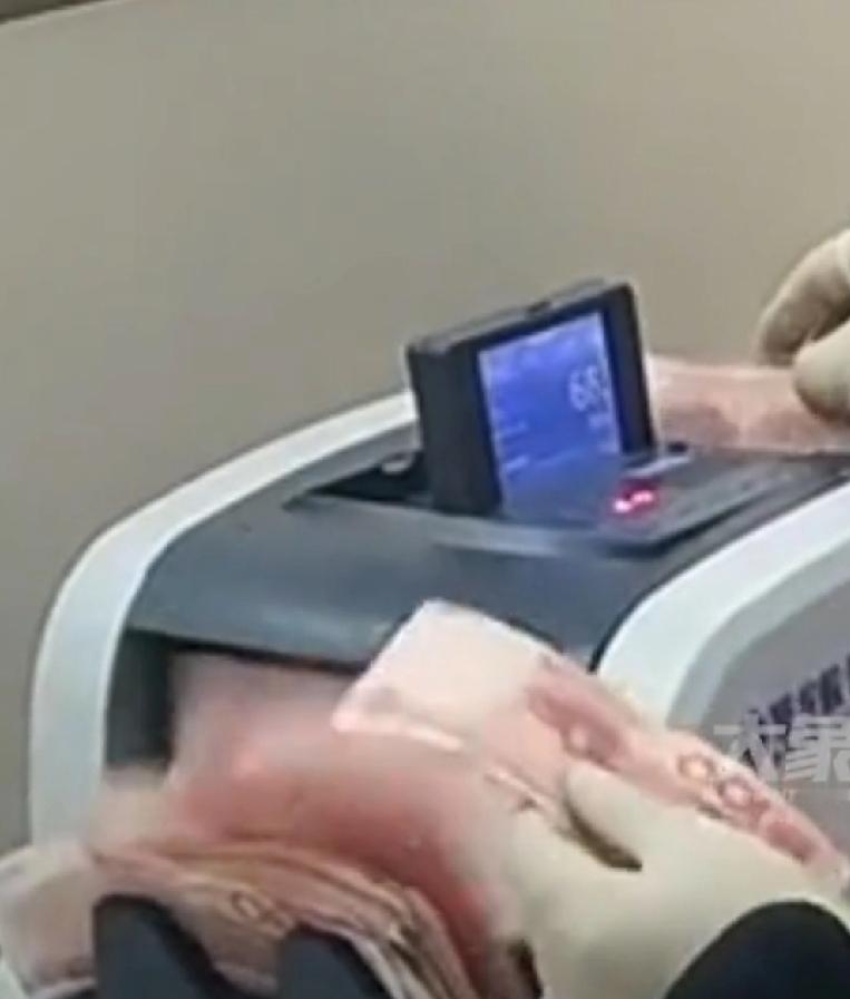 当头一位男子突然想到了一个彩票号码，就打电话给经常光顾的那家彩票店老板，让其帮忙