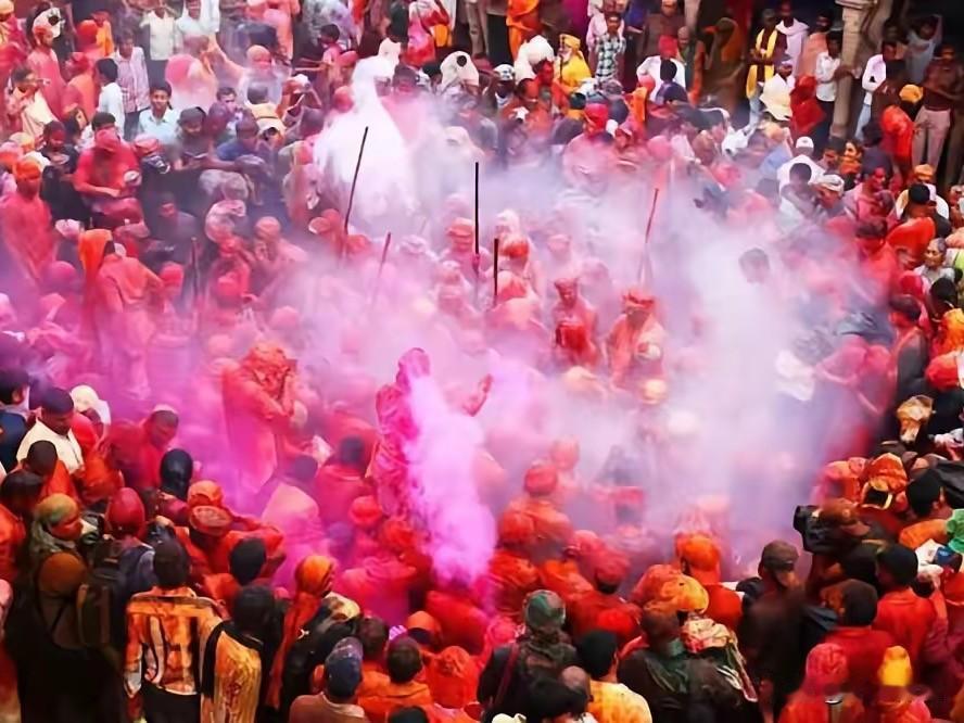 6月12日，南京仙林一家印度餐厅，在没有向公安，城管，街道等部门报备的前提下，组