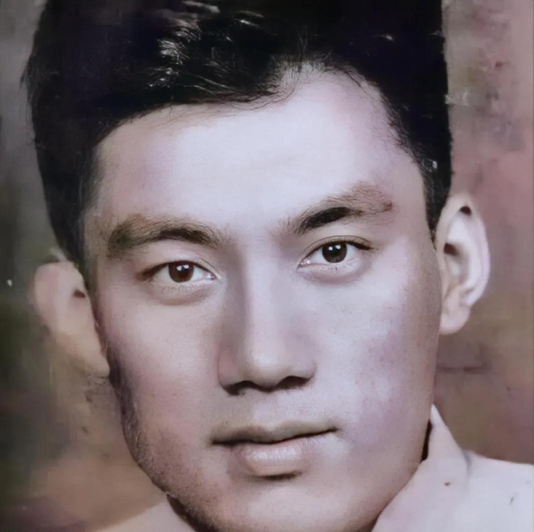 1943年冬天，地下党李振远带妻女坐火车去东北送情报。他扮成五十多岁老人，路上被