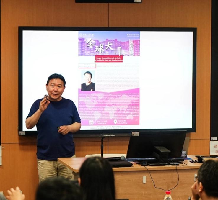 滕尚华，上海交大超强学霸，卡内基梅隆大学天才博士，多所知名学府教授，全球唯一两夺