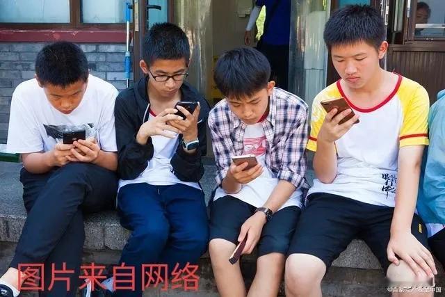 手机是青少年的“魂”？不让玩手机就与父母反目成仇。伙伴们一起出去玩没手机就显得“