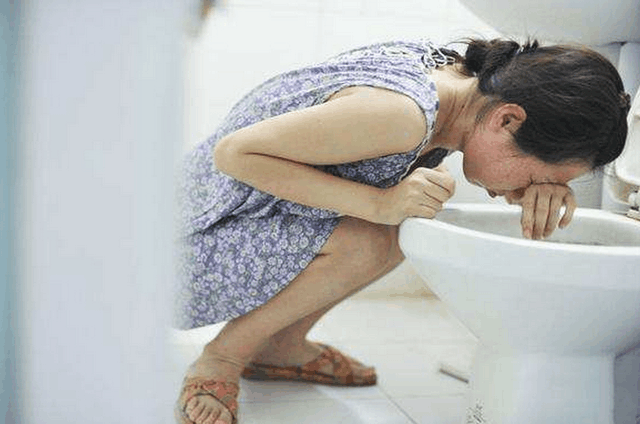 二胎产女儿女双全, 家人合不拢嘴, 产妇偷偷流泪