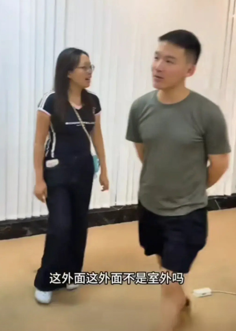 谢浩男视察工作了小谢总在浩男妈妈和大妹的陪同下视察了工作室，只见浩男倒背着手，