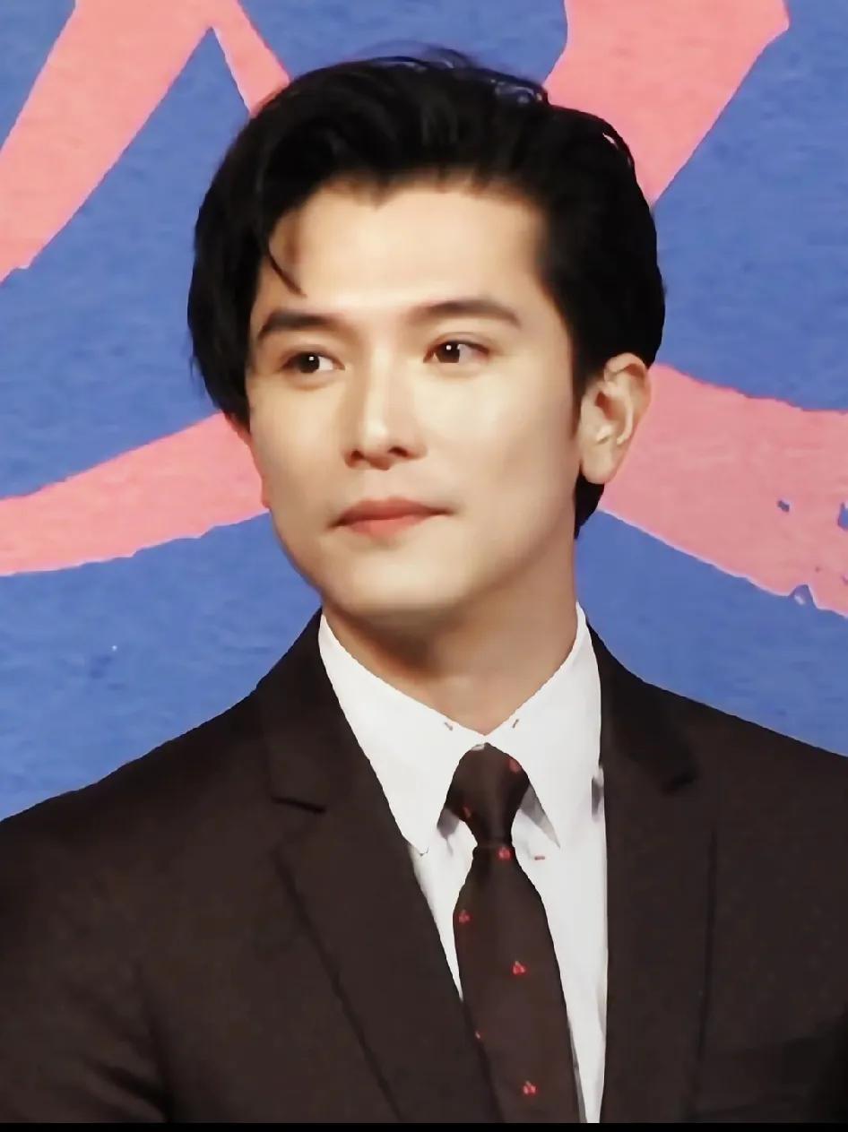 给我妈妈看了邱泽，她说，这小伙子搁谁不迷糊啊，不得不说，他年轻时真是公子世无双。