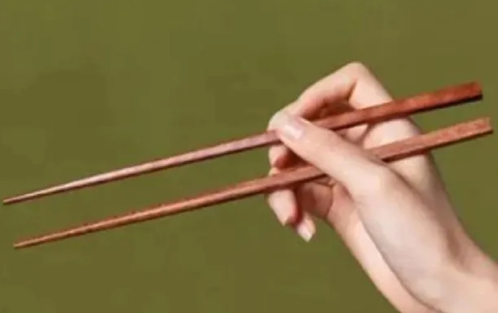 气死我了，昨天晚上我做好饭，儿媳妇下班回来，来到厨房，看到我把饭做好了，就去拿筷