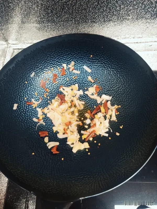 家人们谁懂啊！一口要锤两三个小时的瑞安传家锅爆火了！有网友发视频全网寻锅，这锅从