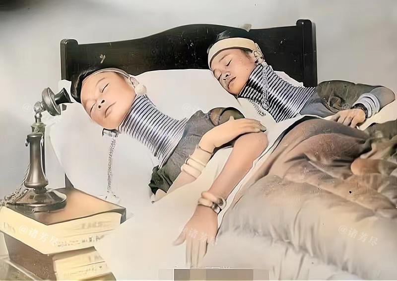 1935年的英国伦敦，一张罕见的照片记录下令人惊异的一幕。两名来自缅甸的"长颈