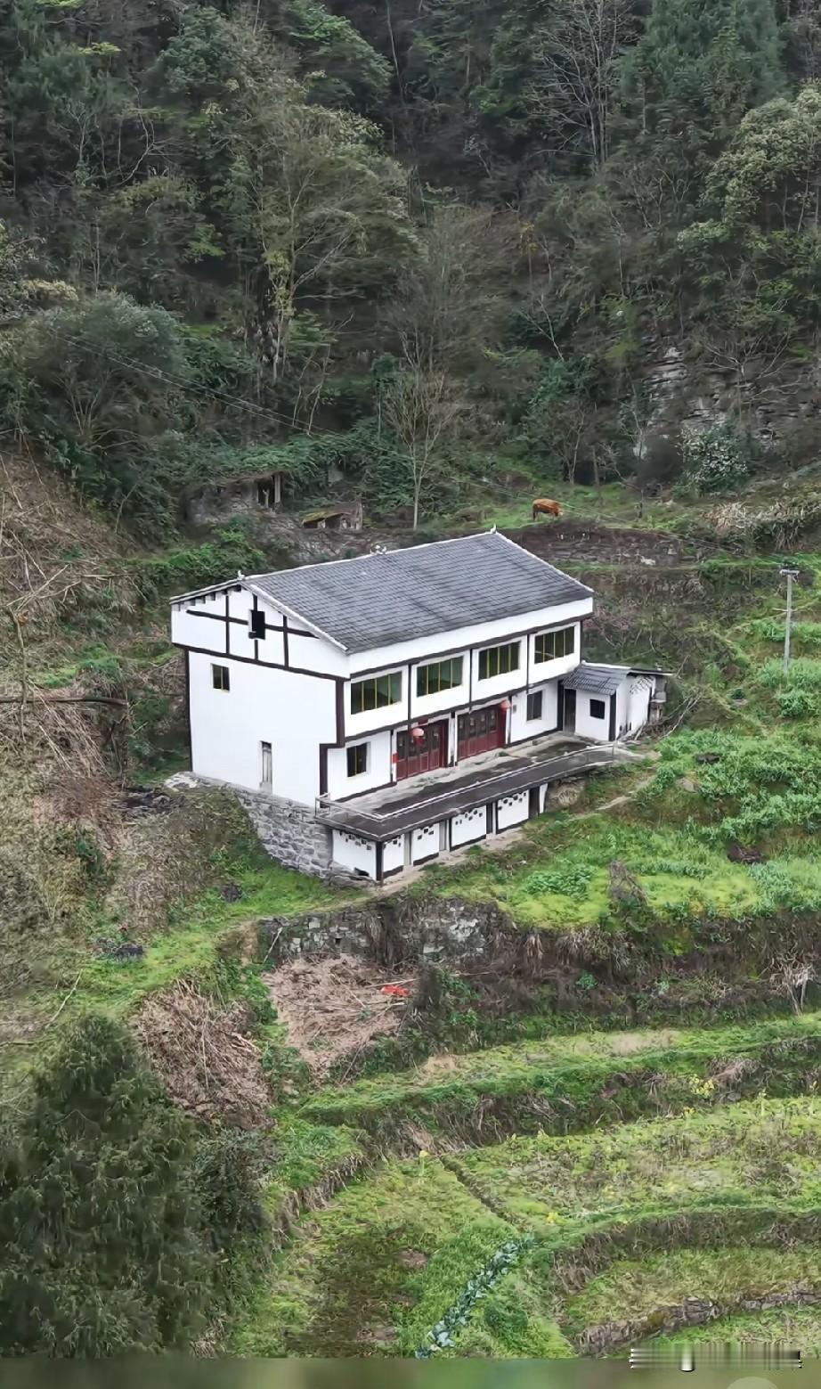 把房子建在这里的意义是什么？要好位置没有好位置，要交通没有交通，最起码的公路都