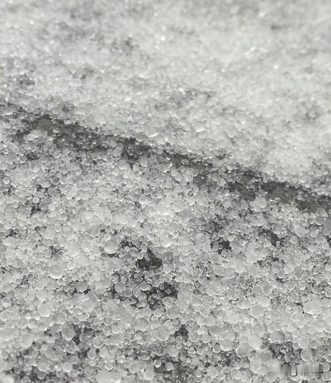 安徽的朋友们最近直接开启“天气盲盒”模式，一早亳州、阜阳等地的天空就飘起了密密麻