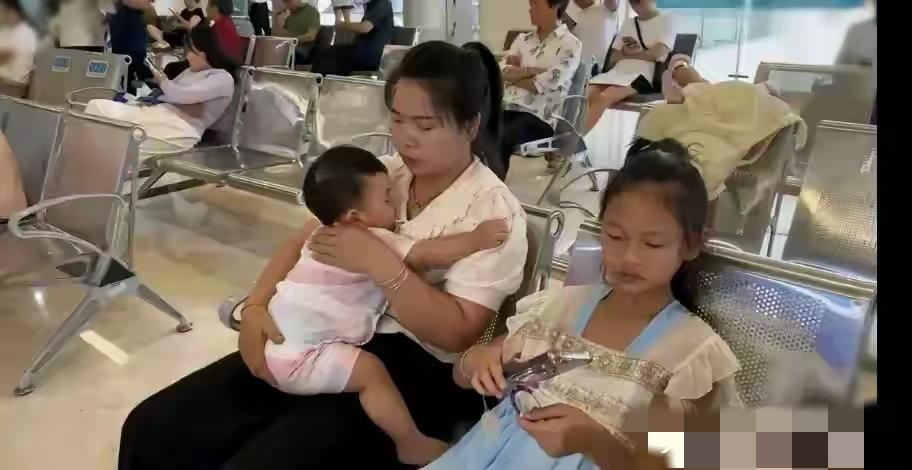 外界都在传小英子已经和四哥去民政局离婚，由于没有谈妥又不离了。小英子要慎重，