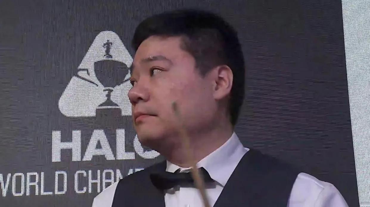 一觉醒来，丁俊晖的天都要塌了！因为在另一场斯诺克世锦赛半决赛中，马克·威廉姆斯以