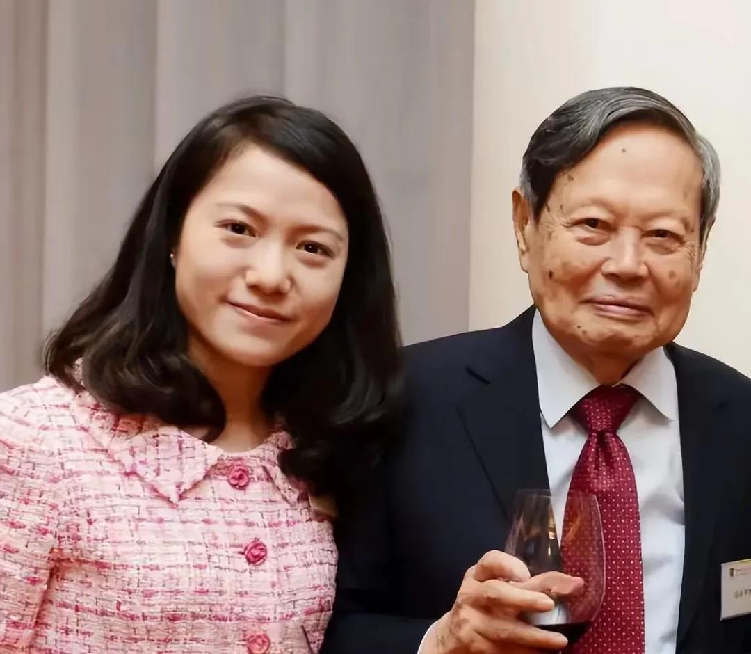 杨振宁82岁高龄迎娶28岁翁帆，我不认为这段爱情美好，但是依然认为他是“著名科学