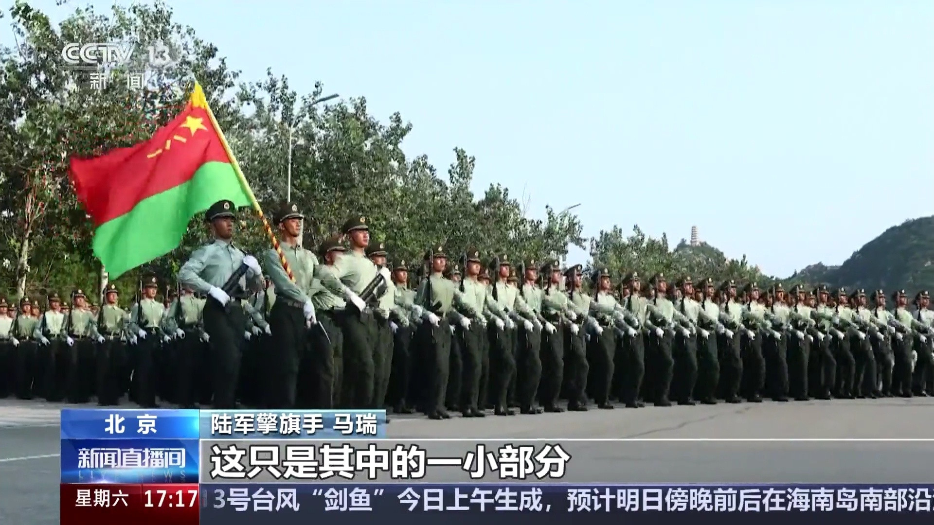 央视新闻揭秘阅兵训练场这次阅兵有两个劈枪方队，一个是陆军方队，一个是武警方队。陆