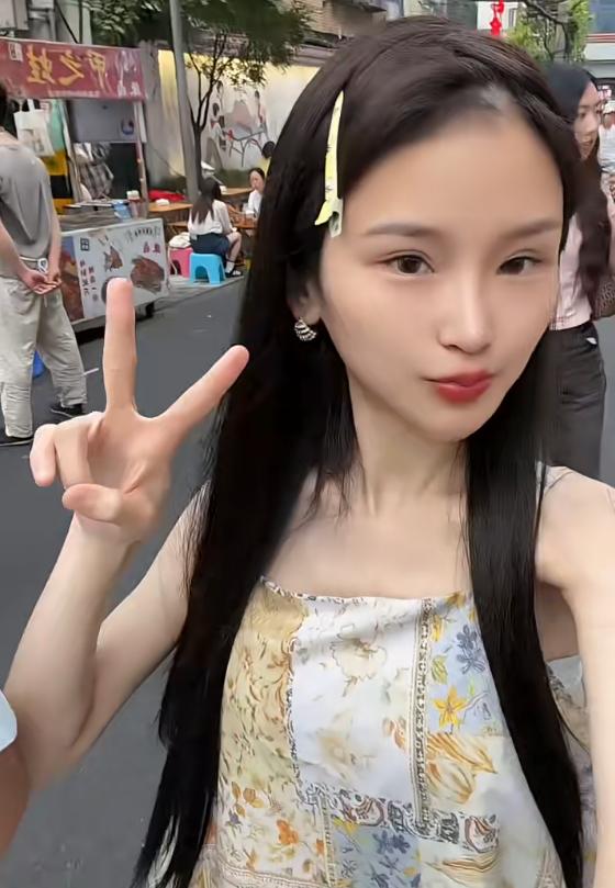 24岁百万吃播网红“莹莹”去世，讣告已发，死因曝光，令人惋惜，生前经常熬夜，经常