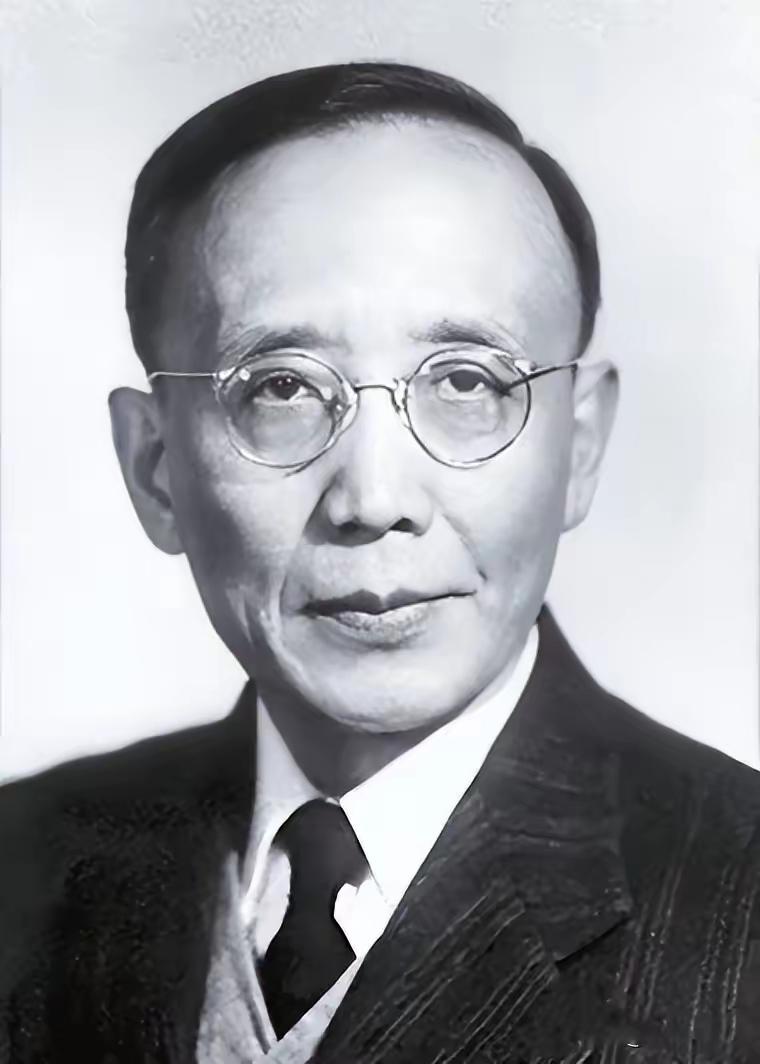 1936年10月19日，被鲁迅骂惨了的郭沫若，突然听到鲁迅去世的消息，他没有幸灾