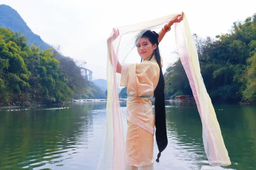 清远这个景区不大，却吸引很多人去游玩！小小的门头，里面却藏有别有一番天地！从
