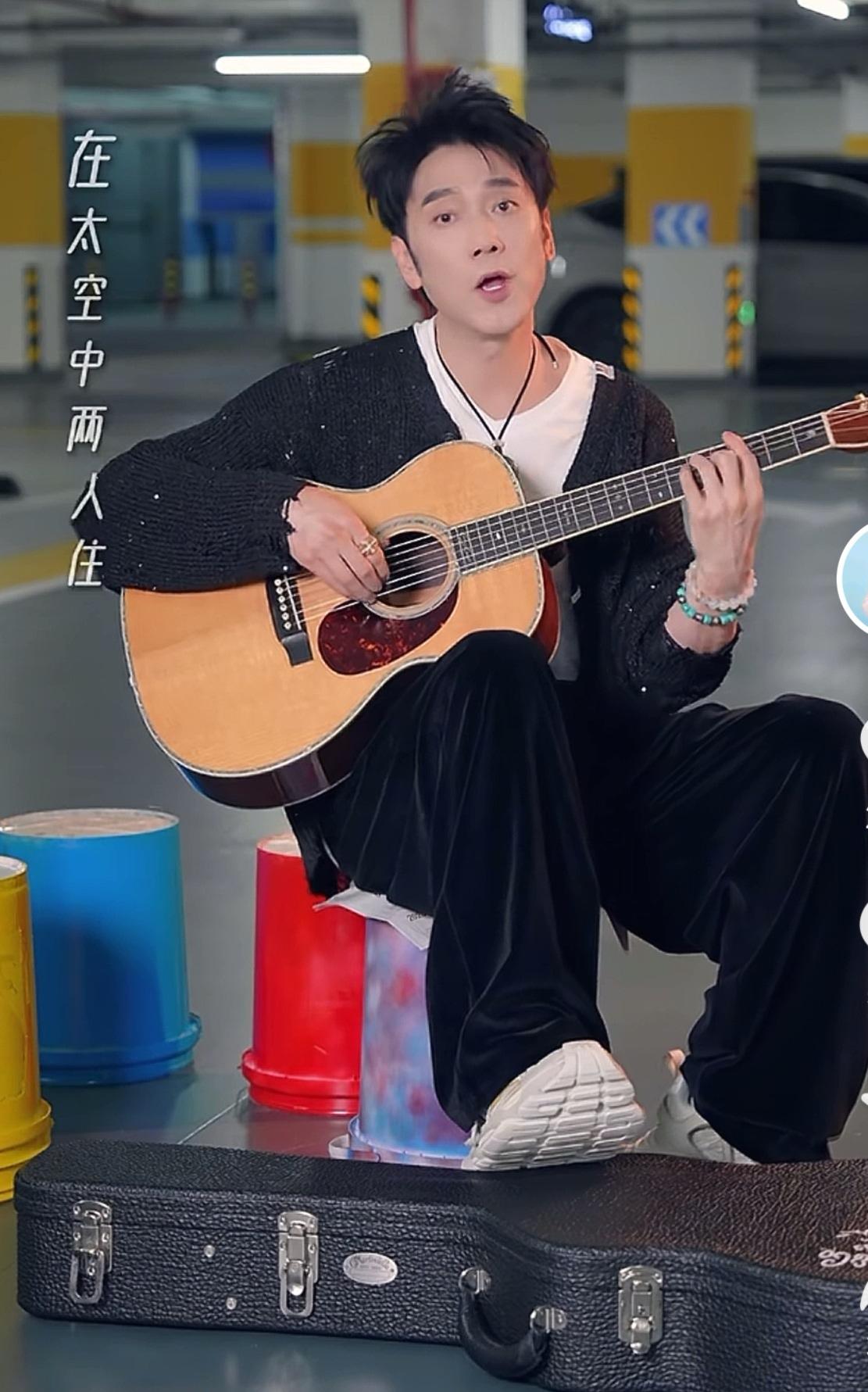 大半夜刷到这位，网友评论把我笑翻了。这才是真正的不老男神啊，小时候看他就这样，这