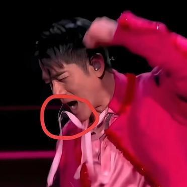 演出服的带子死死缠住了麦克风支架。这是面向14亿人的直播。郭富城的眼神没给失