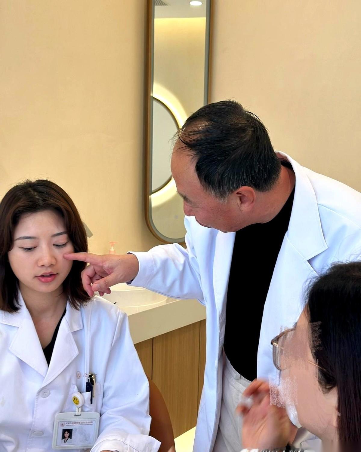 我跟你讲个最扎心的事儿。那些天天给你推荐黄金微针、玻尿酸的医生们，自己早就“另