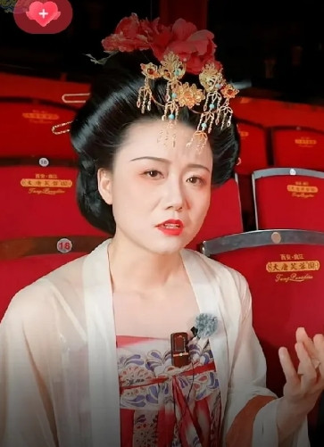 要是宇辉请大家看《梦回大唐》，直播间在线人数肯定10万+。不过宇辉不在意流量