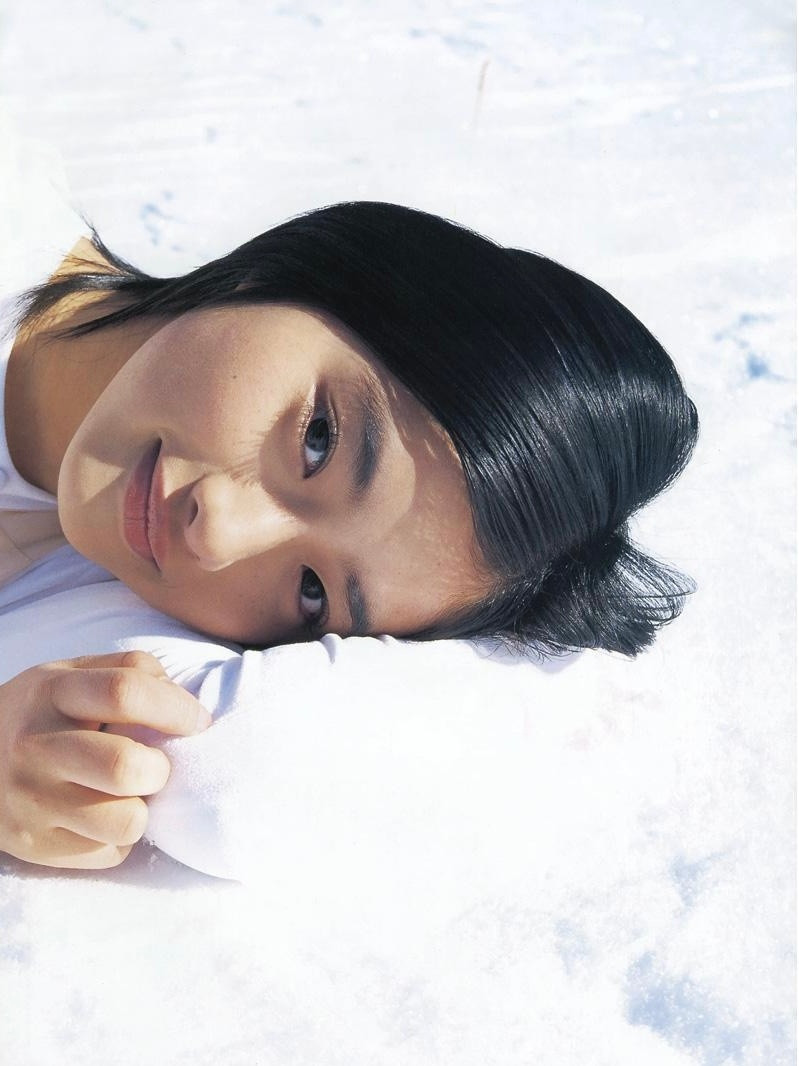 2003年，十六岁的石原里美，在摄影师根本好伸的镜头下。
