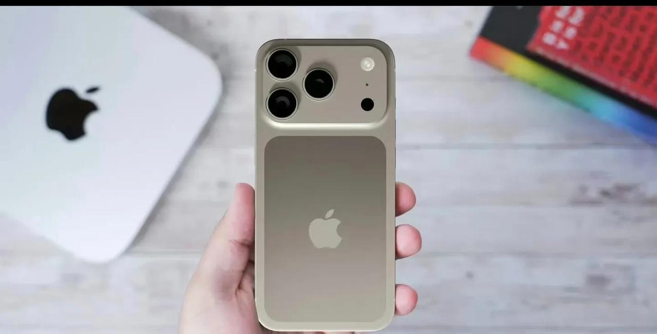 补齐短板，iPhone手机总算支持反向无线充电了！今天刚刚曝光的消息，今年9月