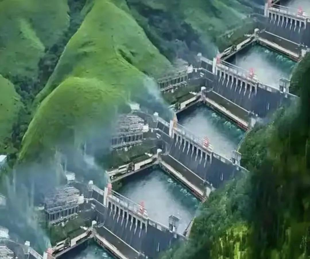 打过红警的小伙伴们都知道，要想赢得胜利，首先必须建矿产和电厂，后续基地才能发展，