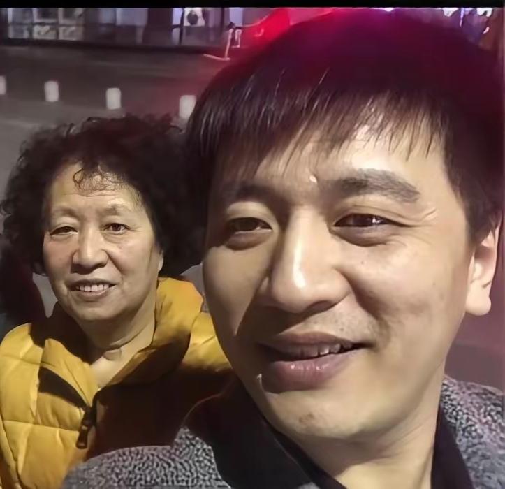 张雪峰的母亲彻底破防了！直接在儿子灵堂上嗷嚎大哭，这种白发人送黑发人的场景该有多