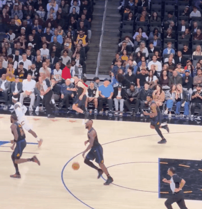 终于看清了：詹姆斯给艾顿吊了个空接，艾顿三不沾！这球官方转播镜头里，看着像是