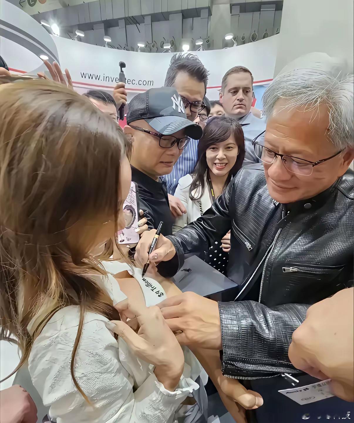 黄仁勋签这个名的时候，感觉旁边这些人的表情才是最有意思的[doge]​​​