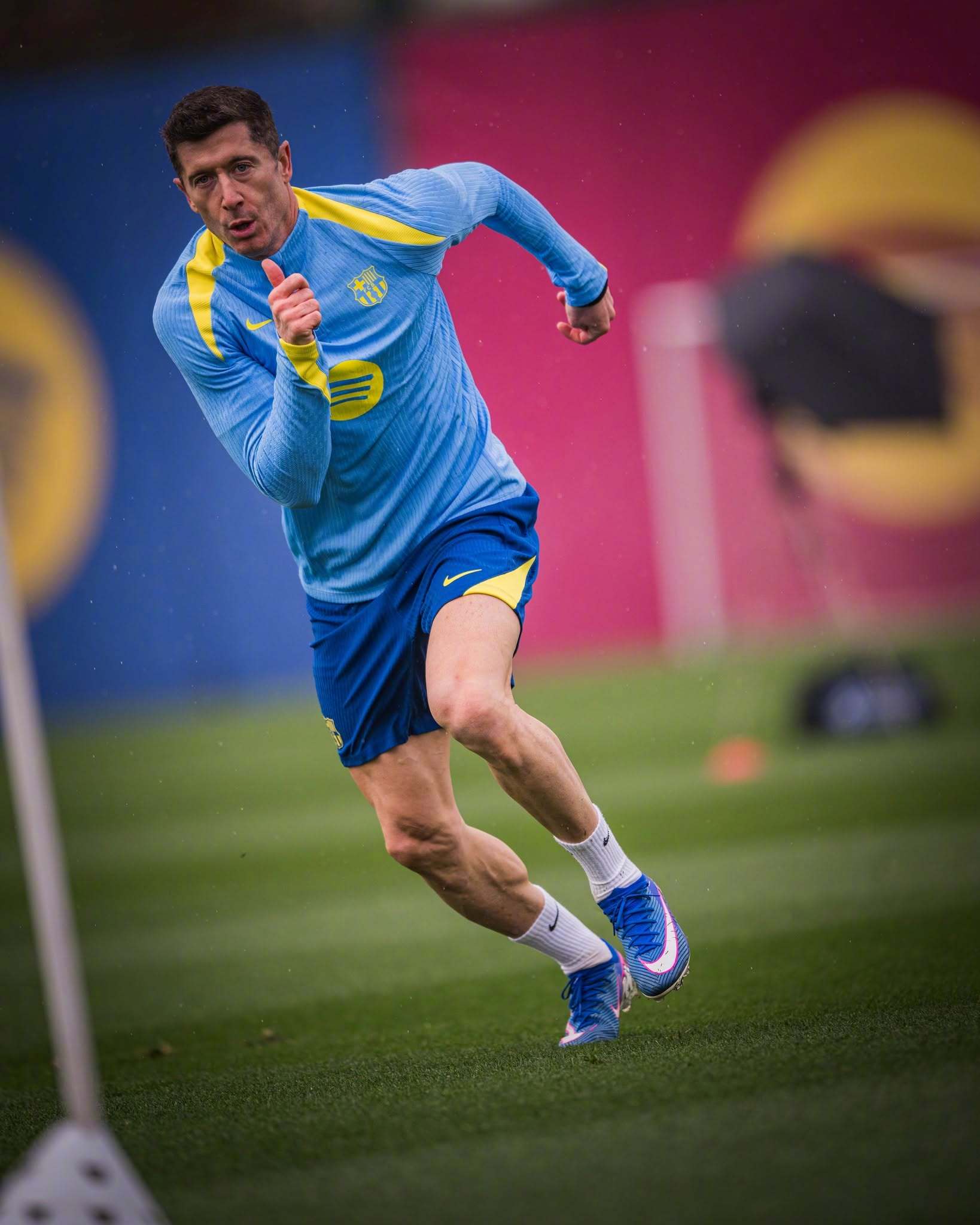 🏆欧冠周已开启🔛💪🏻暴雪中寒冷的布拉格正在等待红蓝色的到来，加紧训练做好