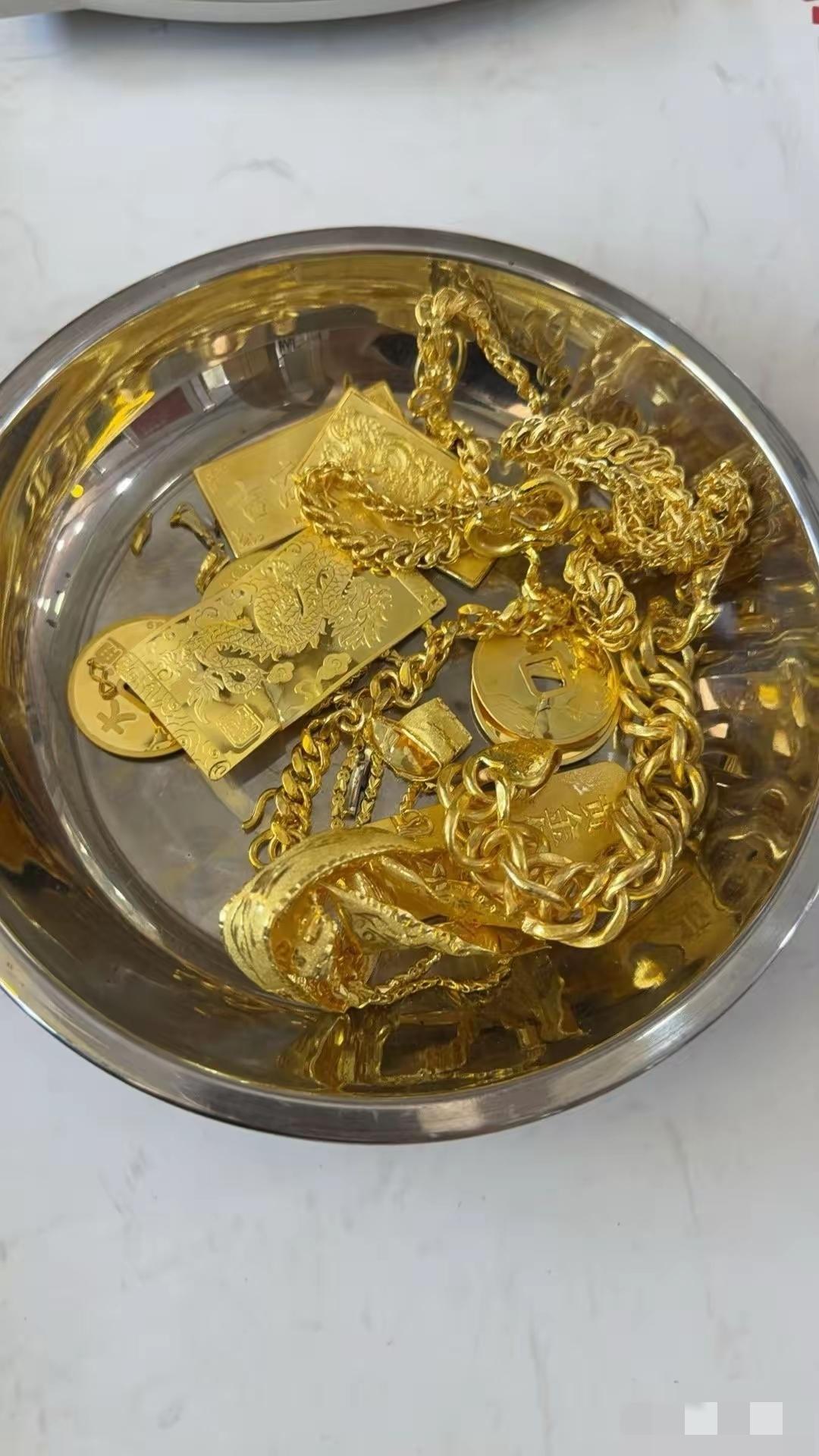 原来我妈才是家里隐藏的“黄金富婆”！直到最近黄金疯涨，我才惊觉：我妈竟是家