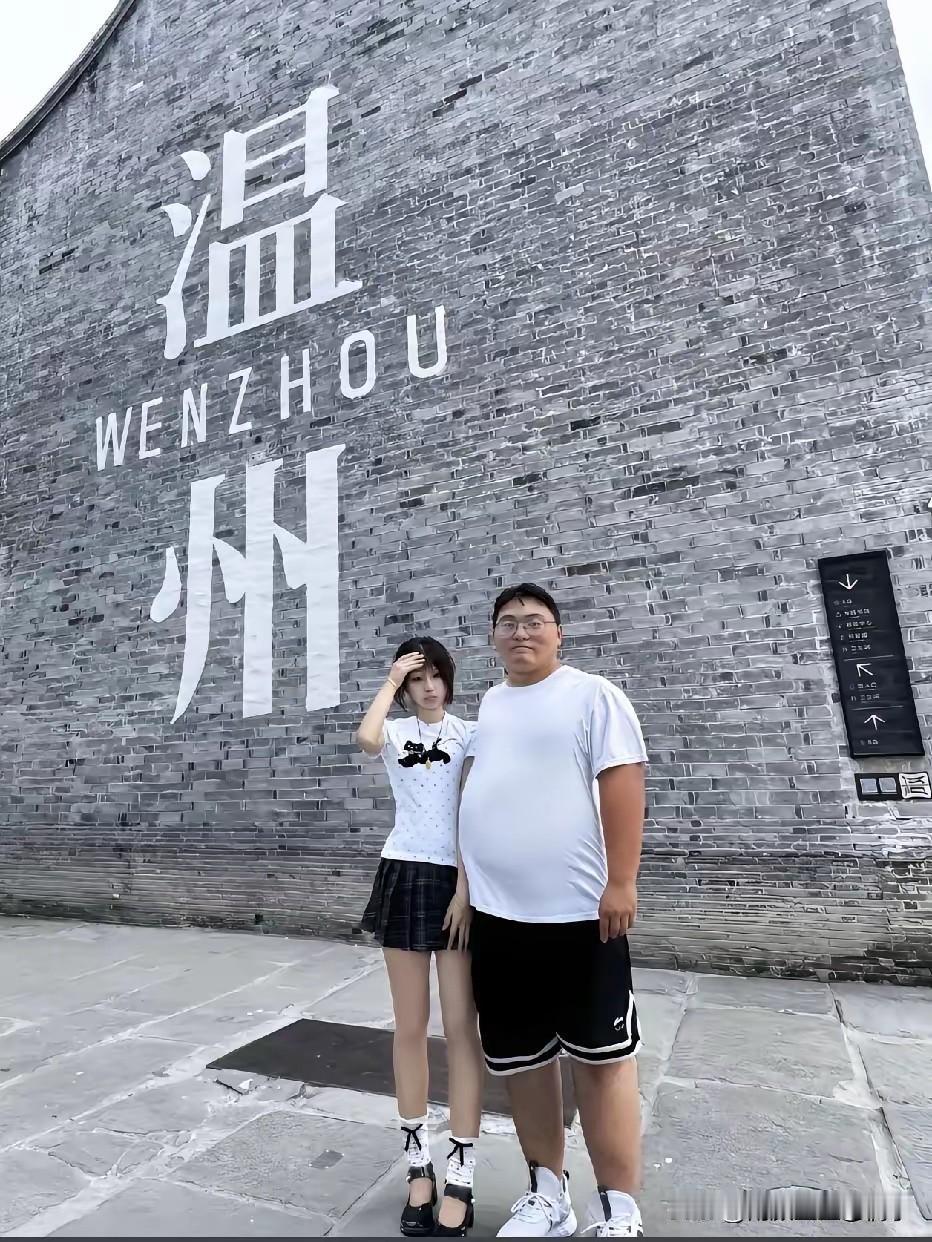 小姐姐不管长相，还是身材都不错！找这么胖的男朋友，有点不太理解！