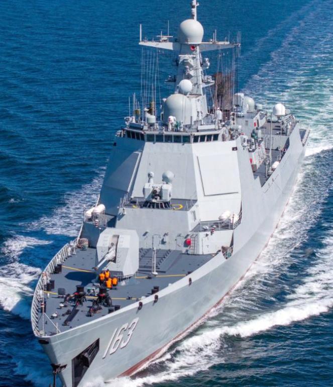 放着全球顶尖的万吨大驱055不造，偏要回头去疯狂下饺子052D？最近，不少军迷