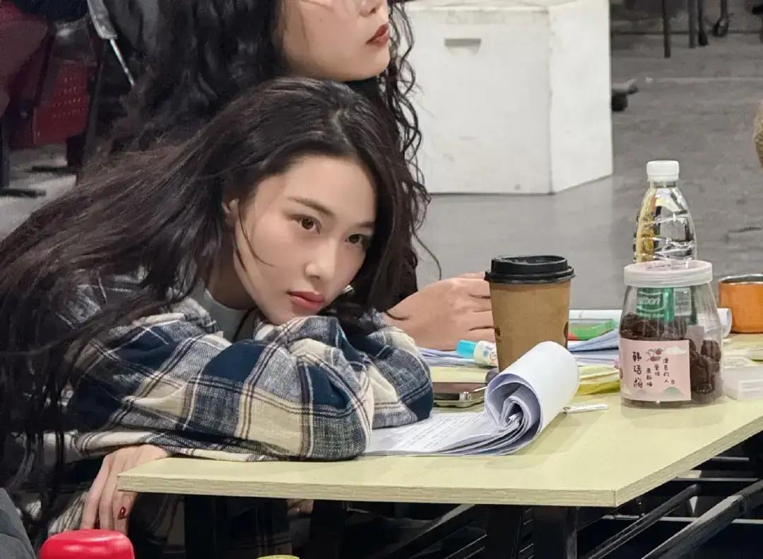 谁骂张馨予话剧排练不认真？国家话剧院的重点剧目，她素颜砸了三个月！不是综艺