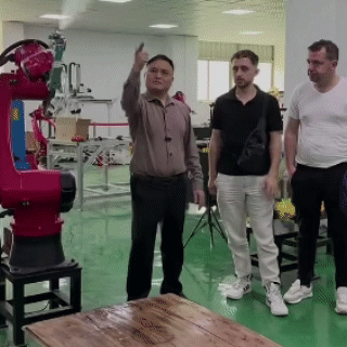 外国客户:你看我俩像是喷漆的吗？画面中，咱们国内的一位老板正在非常有兴致的向两