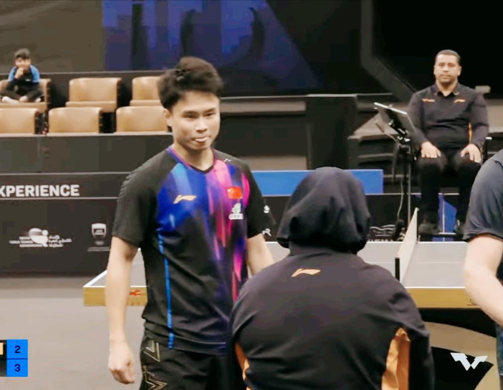 周启豪3:2拿下奥恰洛夫进了决赛，前四局两人打成了2:2平，决胜局两人打的