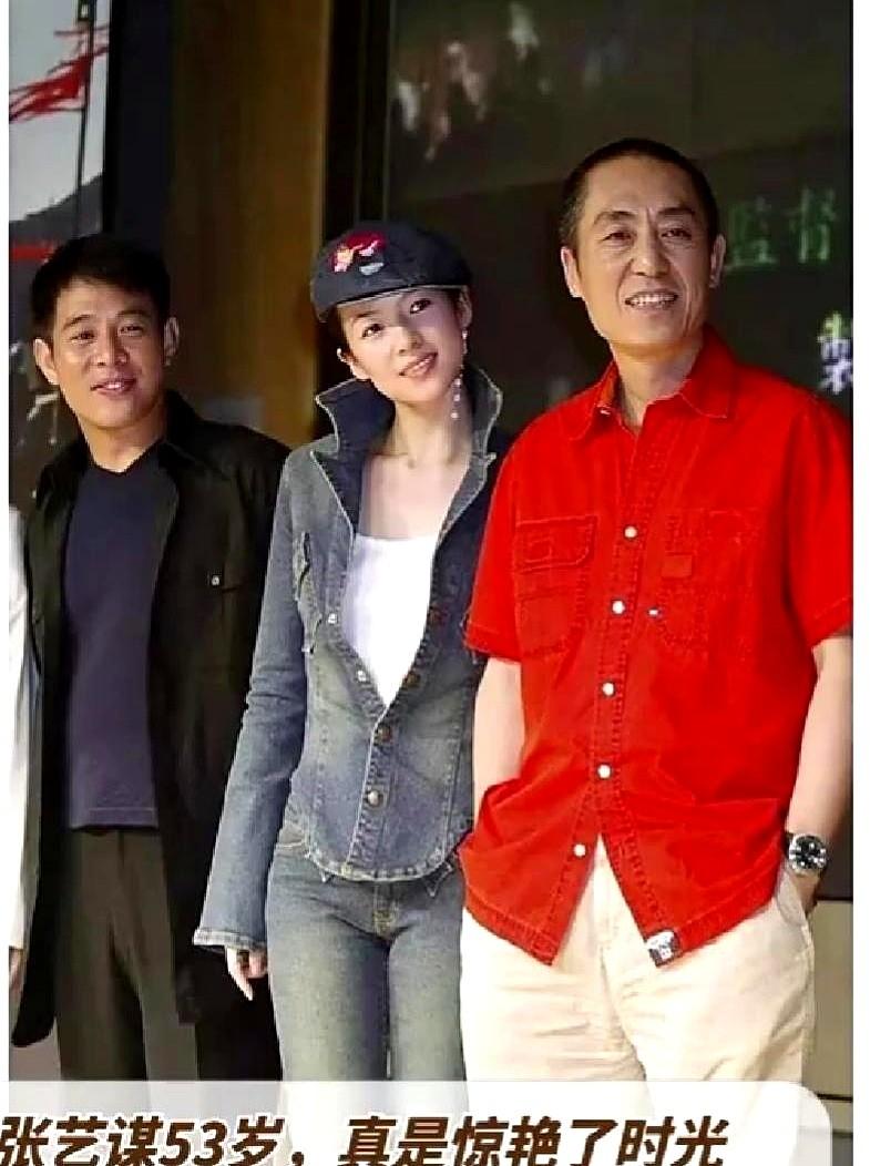 2002年一张剧组合照，张艺谋53，章子怡24，李连杰40，那会儿谁也没想到二十