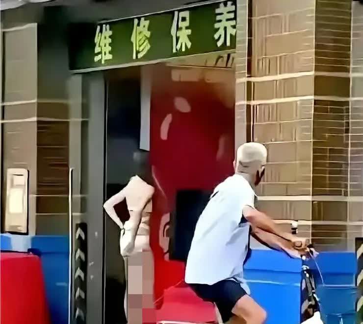 大爷自行车坏了，正找地方修一下，看到路边一维修保养店，准备进去，但从门外看里面没