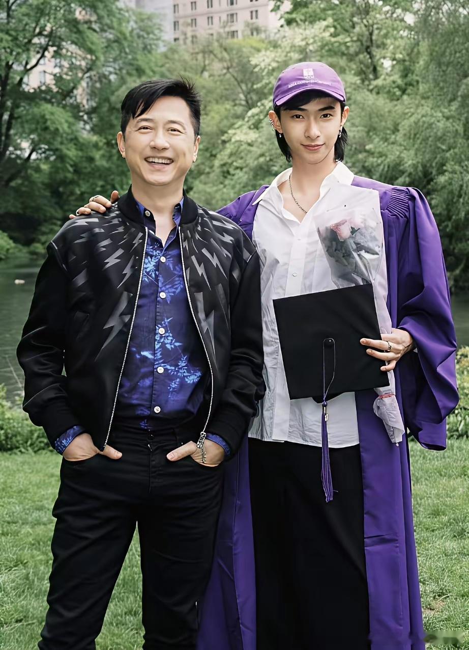 记者问庾澄庆：“很多人说你儿子恩利唱《情非得已》没有你好听，你觉得呢？”庾澄庆说