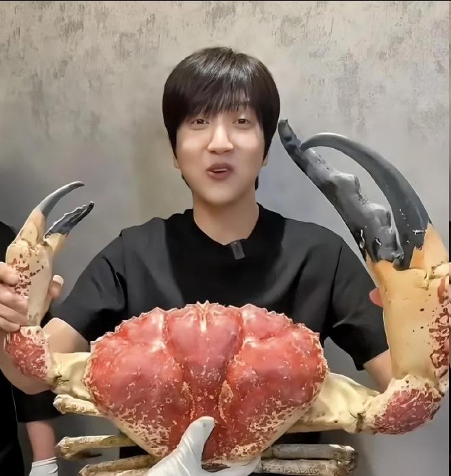 果然，越有钱的人越抠。 不信你看4000万粉丝的网红白冰。 明明一条20