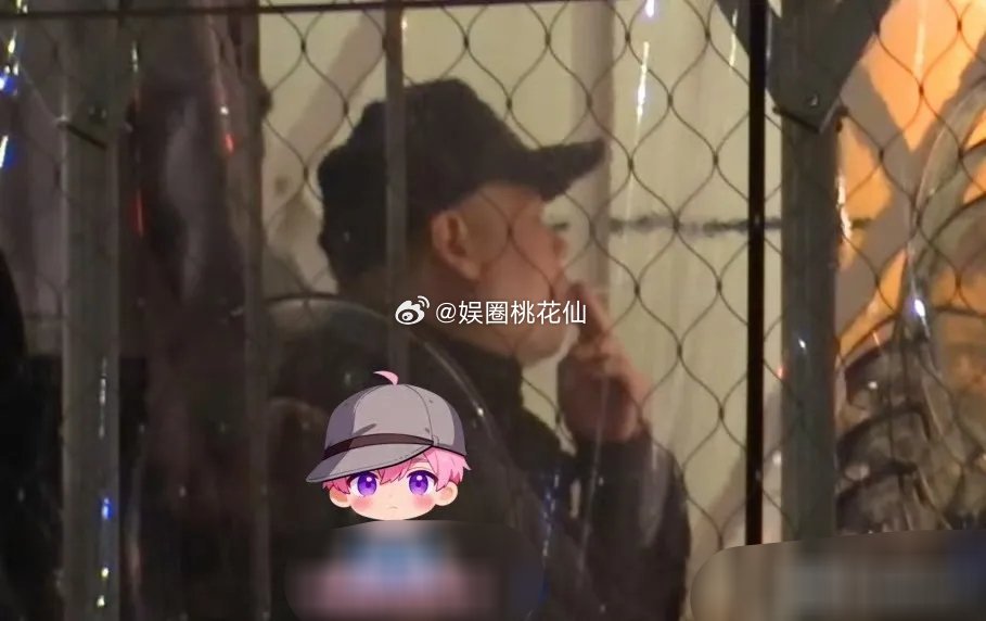 岳云鹏室内抽烟引热议，公众人物更该守规矩德云社演出刚结束，岳云鹏就和孙越、烧饼、