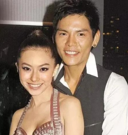 2009年，向佐带女友黄婉佩回家，向太：“做人要搞清楚自己的身份，你以为凭你就能