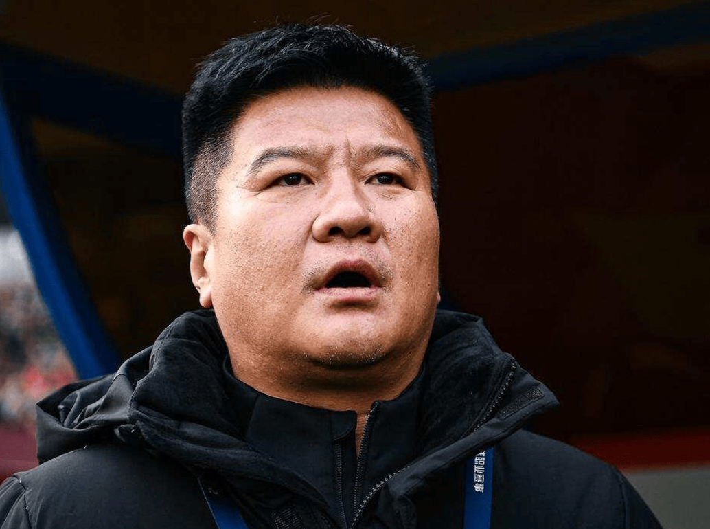 主场输大连，李金羽气得面如黑锅底，连李国旭的手都不握了。然而这场辽宁德比，铁人输